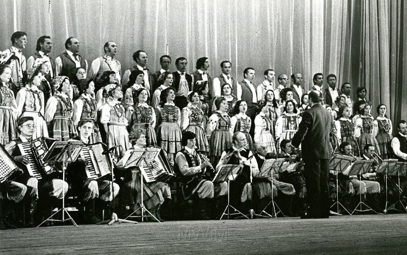 KKE 5727.jpg - Fot. Drygent Władysław Korkuć z zespołem „Willia”. Na fotografii: Tuliszewska, Ingielewiczówna, Wojtkiewicz, 17 V 1975 r.